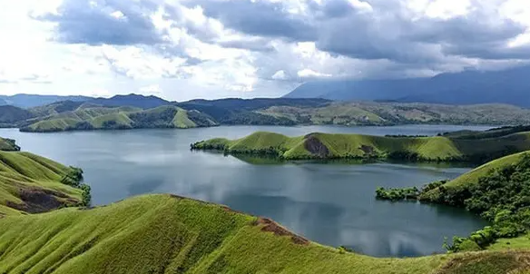 Keindahan Danau Sentani di Papua yang Kembali Menarik Perhatian