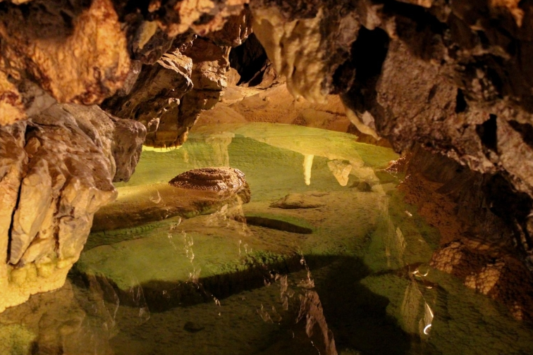 Vallorbe Caves: Keindahan Alam di Bawah Tanah