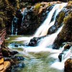 Curug Maribaya: Keindahan Tersembunyi yang Menggoda di Tengah Kabut Bandung