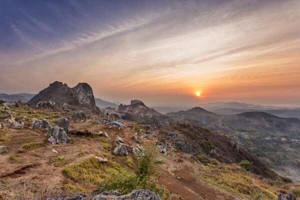 Menikmati Keindahan Sunset di Stone Garden