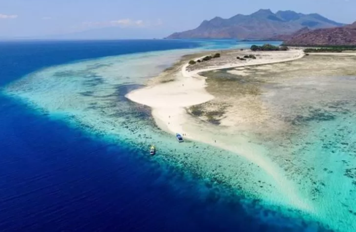 Pulau Pangabatang, Surga Tersembunyi di Tengah Keindahan Alam Indonesia Timur