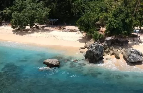 Pesona Keindahan Pantai Base G, Pantai Bersejarah Nan Cantik di Tanah Papua