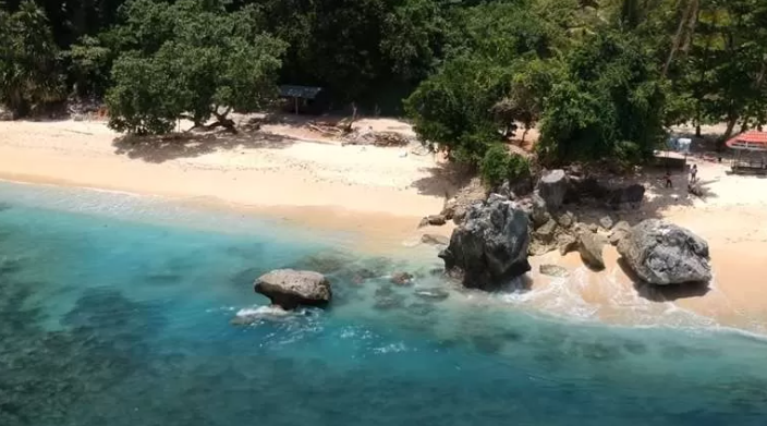 Pesona Keindahan Pantai Base G, Pantai Bersejarah Nan Cantik di Tanah Papua