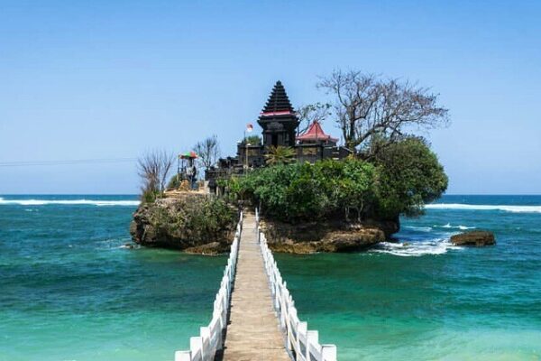 Pantai Balekambang, Pesona Pantai Dengan Keelokan Karang dan Pura