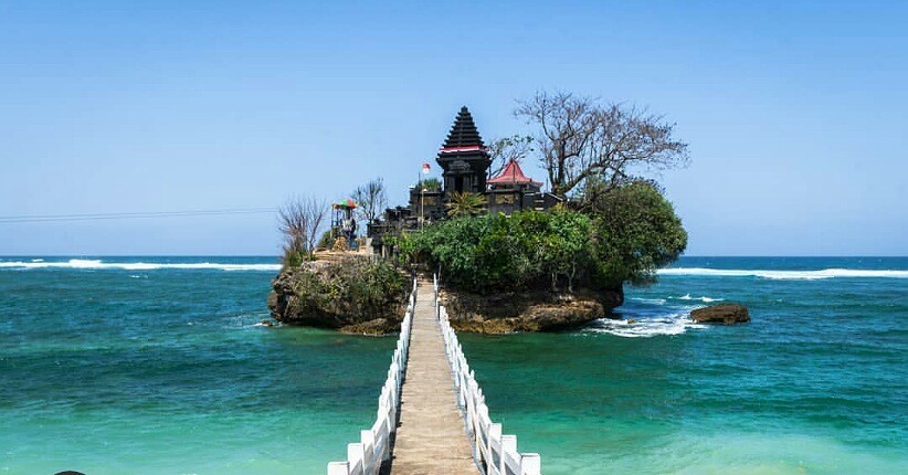 Pantai Balekambang, Pesona Pantai Dengan Keelokan Karang dan Pura