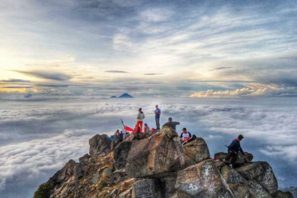 Keindahan Di Atas Awan Gunung Arjuno Jawa Timur