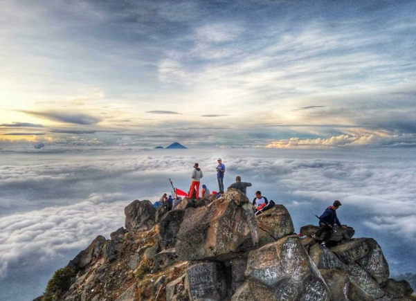 Keindahan Di Atas Awan Gunung Arjuno Jawa Timur