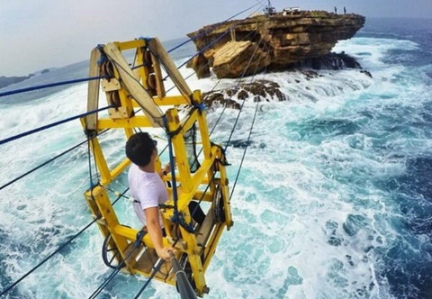 Pantai Timang, Memacu Adrenalin Di Atas Deburan Ombak