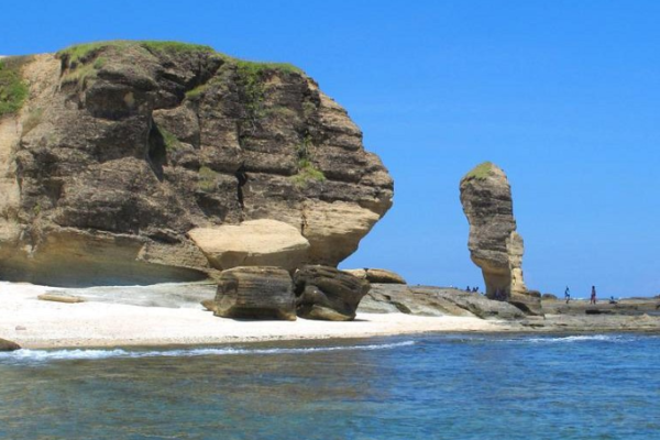 Menilik Pesona Pantai Batu Payung di Lombok dan Daya Tariknya