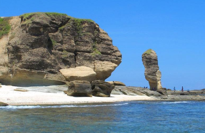 Menilik Pesona Pantai Batu Payung di Lombok dan Daya Tariknya