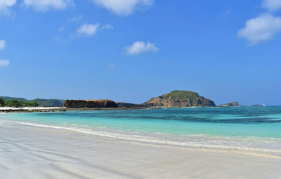 Harmoni Bukit dan Laut, Keindahan Pantai Tanjung Aan Lombok