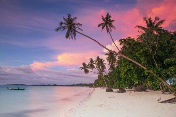 Nikmati Senja Terindah di Pantai Ngurbloat