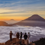 Keindahan Menakjubkan di Puncak Bukit Sikunir, Dieng