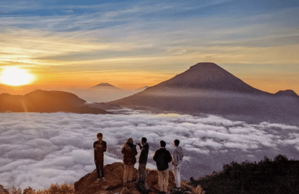 Keindahan Menakjubkan di Puncak Bukit Sikunir, Dieng