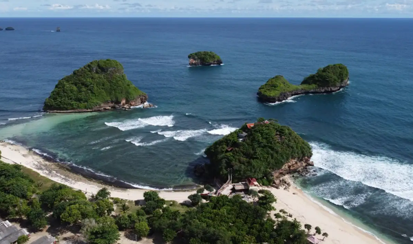 Pantai Goa Cina, Pesona Wisata Pantai yang Indah dan Asri