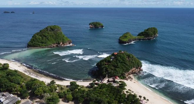 Pantai Goa Cina, Pesona Wisata Pantai yang Indah dan Asri