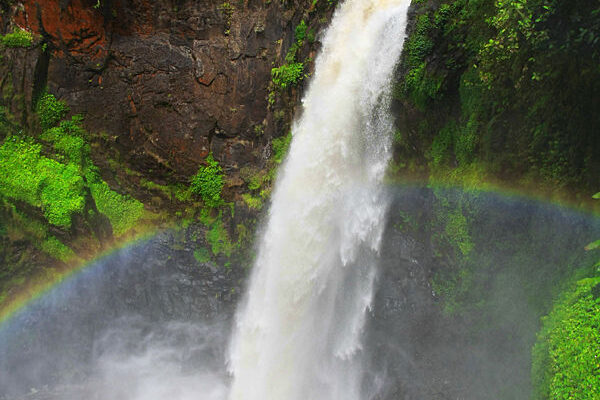 Menikmati Keindahan Air Terjun Berasap di Jambi