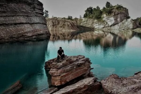 Danau Biru Pengaron: Keindahan Alam Tersembunyi di Kalimantan