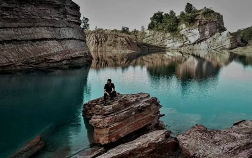 Danau Biru Pengaron: Keindahan Alam Tersembunyi di Kalimantan