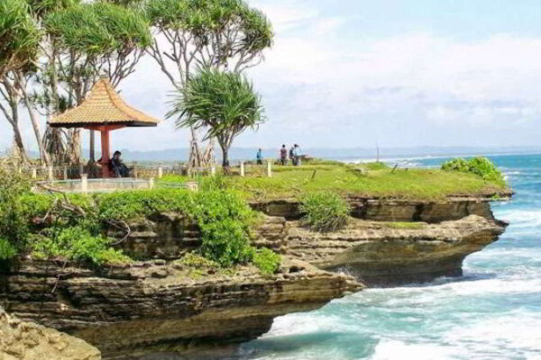 Batu Hiu, Pantai Cadas Legendaris yang Memikat Hati