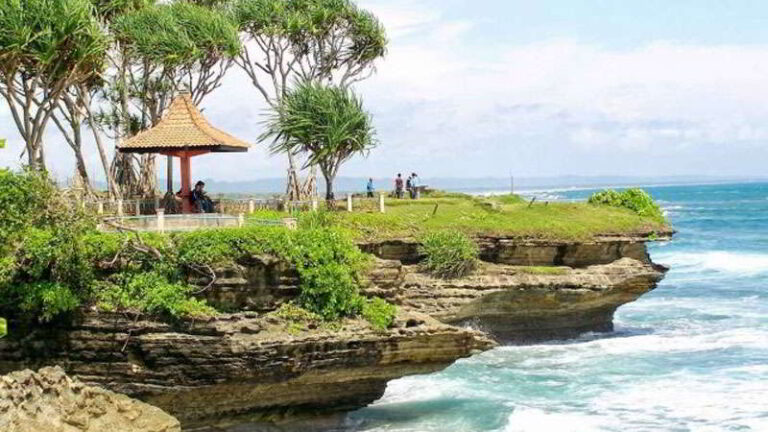 Batu Hiu, Pantai Cadas Legendaris yang Memikat Hati