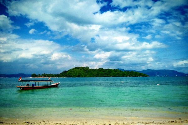 Pesona Pantai Mutun, Wisata Populer di Bandar Lampung