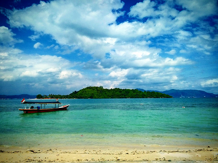 Pesona Pantai Mutun, Wisata Populer di Bandar Lampung