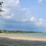 KBRN, Kotabaru: Pantai Gedambaan adalah salah satu pantai yang terletak di Kabupaten Kotabaru, Kalimantan Selatan, Indonesia. Pantai ini terkenal karena keindahan alamnya yang memesona, dengan pasir putih yang bersih dan air laut yang jernih.