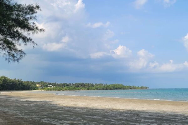 KBRN, Kotabaru: Pantai Gedambaan adalah salah satu pantai yang terletak di Kabupaten Kotabaru, Kalimantan Selatan, Indonesia. Pantai ini terkenal karena keindahan alamnya yang memesona, dengan pasir putih yang bersih dan air laut yang jernih.