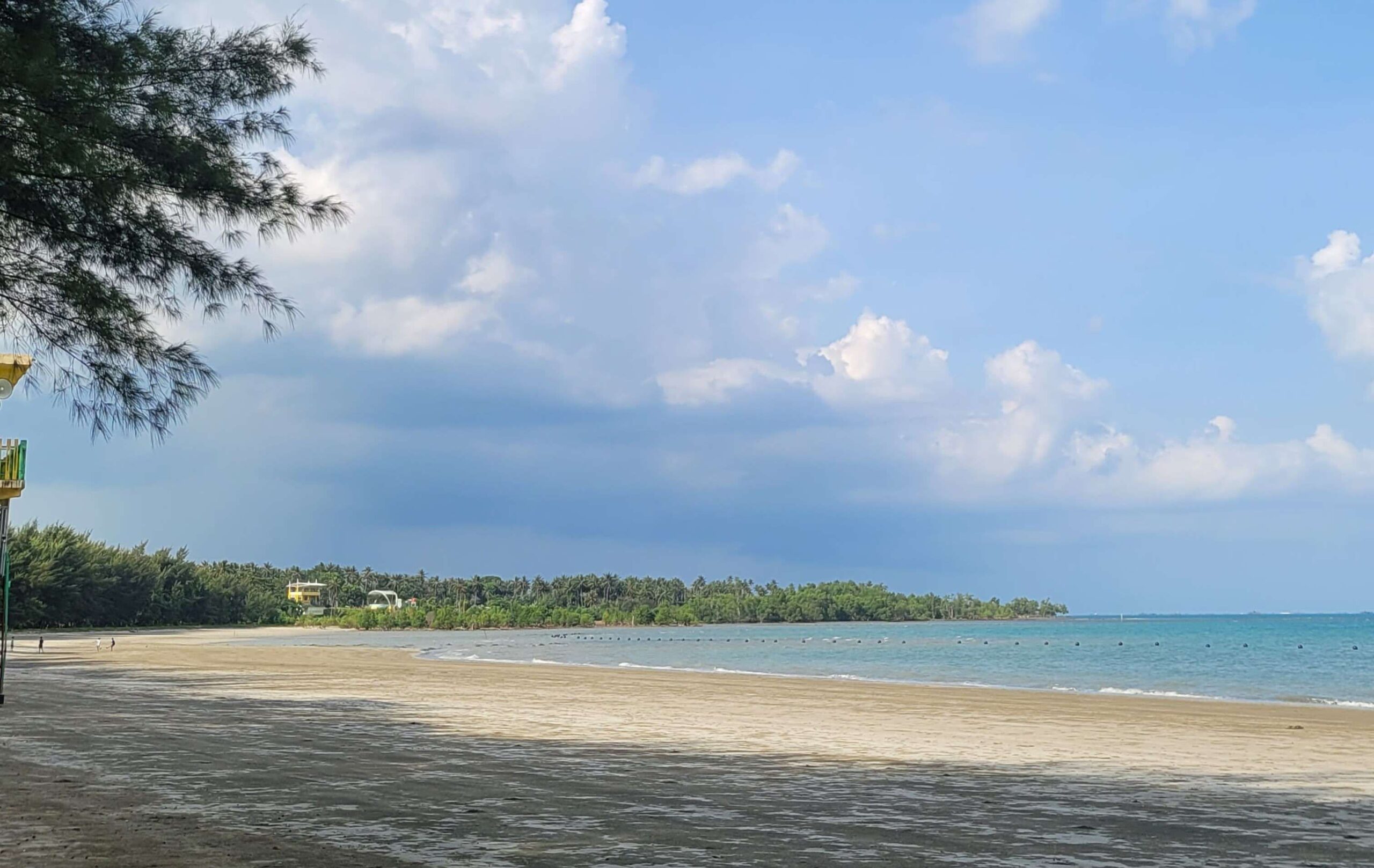 KBRN, Kotabaru: Pantai Gedambaan adalah salah satu pantai yang terletak di Kabupaten Kotabaru, Kalimantan Selatan, Indonesia. Pantai ini terkenal karena keindahan alamnya yang memesona, dengan pasir putih yang bersih dan air laut yang jernih.