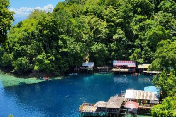 Pesona Laut Biru di Pantai Lubang Buaya Morela, Eksotis dan Bikin Betah Pengunjung