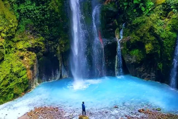 Mengagumi Keindahan Air Terjun Dwi Warna di Tengah Hijaunya Sumatera Utara