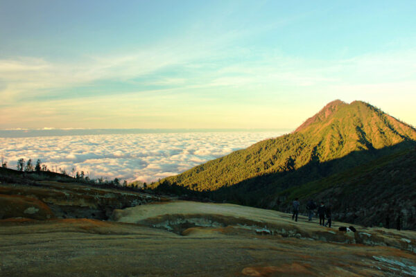 Kawah Ijen, Danau dan Kaldera Terindah di Atas Awan