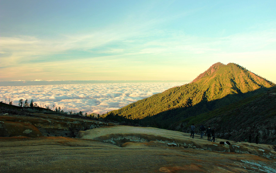 Kawah Ijen, Danau dan Kaldera Terindah di Atas Awan