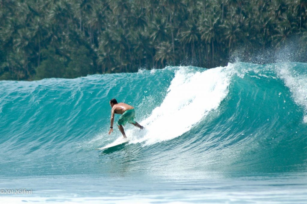 Asyiknya Surfing di Pantai Lagundri Nias Selatan: Rute dan Harga