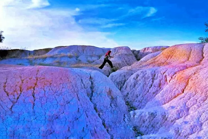 Rahasia Warna-Warni Bukit Pelangi Rumbai: Fenomena Unik yang Wajib Kamu Kunjungi!