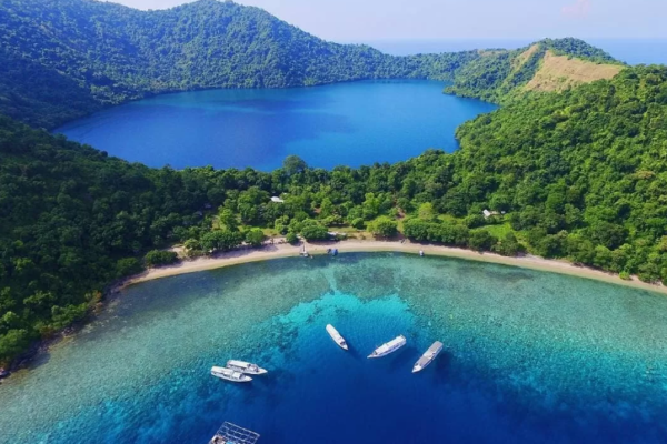 Keindahan Pulau Satonda yang Punya Danau Air Asin Purba di NTB