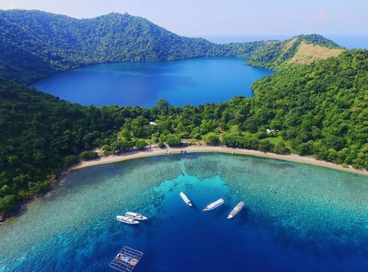 Keindahan Pulau Satonda yang Punya Danau Air Asin Purba di NTB