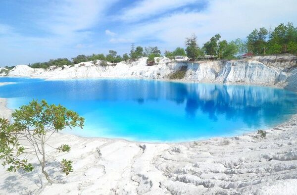 Keindahan Danau Kaolin, Tempat Wisata Bekas Tambang Timah di Bangka