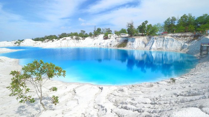 Keindahan Danau Kaolin, Tempat Wisata Bekas Tambang Timah di Bangka