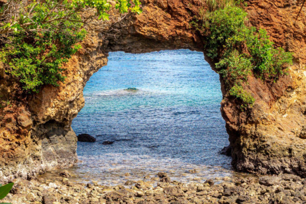 Keindahan Pantai Pintu Kota dengan Tebing Karangnya yang Unik