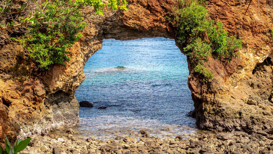 Keindahan Pantai Pintu Kota dengan Tebing Karangnya yang Unik