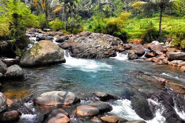 Cadas Ngampar, Pesona Sungai Dengan Air Khas Gunung Sawal