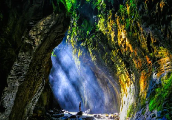 Mengagumkan dan Memikat: Keindahan Curug Ibun Pelangi di Majalengka