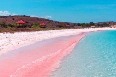 Pantai Pink: Permata Merah Muda